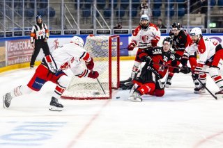 Battu par Viège en finale des playoffs de Swiss League, Cedric Aeschbach (numéro 50) va retrouver le club haut-valaisan avec Ajoie.